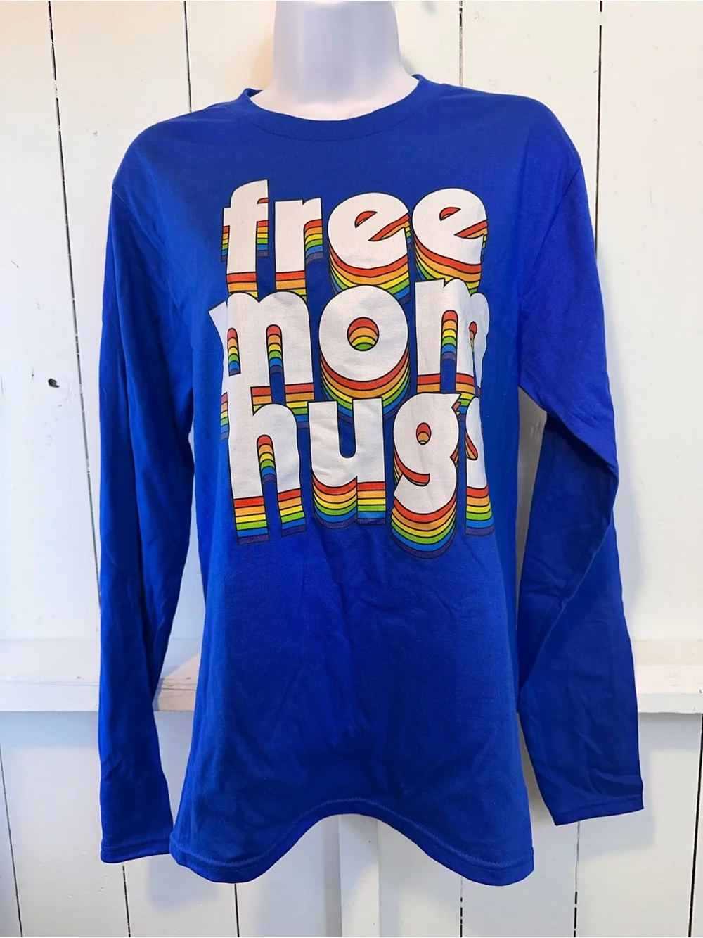 🌈 NEW “Free Mom Hugs” Pride Long Sleeve Tee – Women’s Small 💙 - Picture 6 of 6